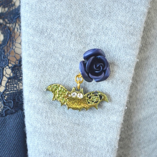 認定ばらグッズ Lovely Rose コウモリピンバッジ