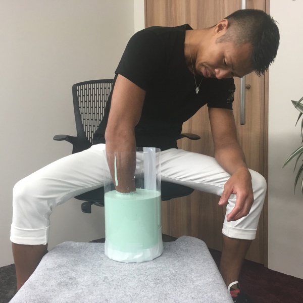 第39代WBA世界Sフェザー級チャンピオン 内山高志 右拳トロフィー【樹脂製】