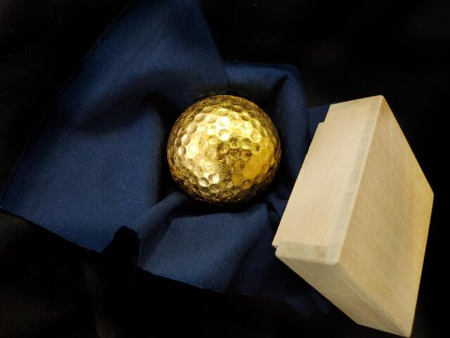 金のゴルフボール