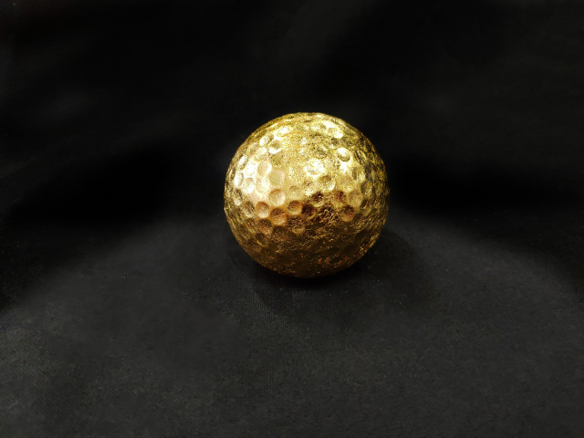 金のゴルフボール