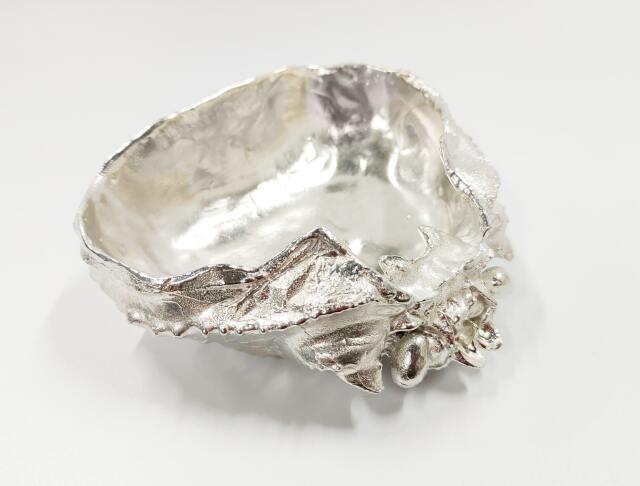 是心】 陶器 平皿 小物置き皿 裏面に蟹紋様 落款あり