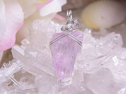 クンツァイト 原石ペンダント ☆ （１点もの）