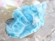 トリプル吉日祝！レアな富士山型 美しいラリマー原石 高品質 表面磨き 希少激レア品 ドミニカ産 ラリマー スライス 原石〔Z3-1-60