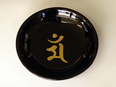 梵字ブラック皿　【マン】