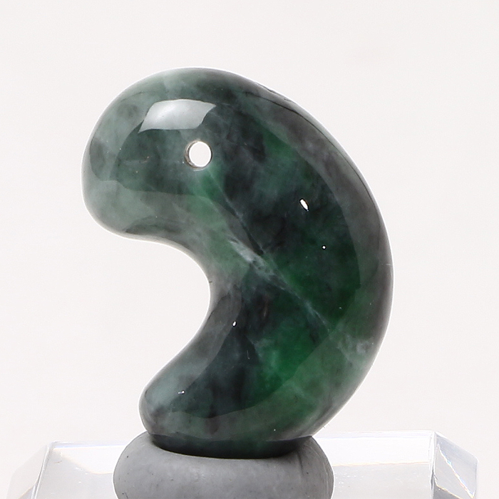 糸魚川翡翠（いといがわひすい） 勾玉 （金山谷産） No.255