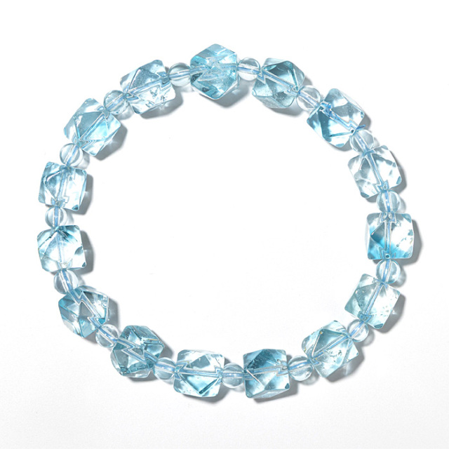 ブレスレット ブルートパーズ （ブラジル産） キューブ 8～9mm 15個 +