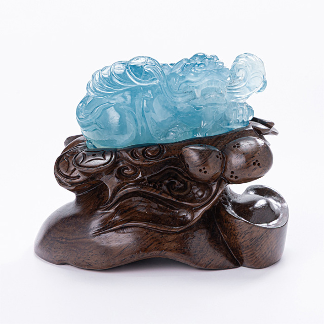 彫刻 貔貅（ヒキュウ） （アクアマリン／モザンビーク産） 台付 No.88