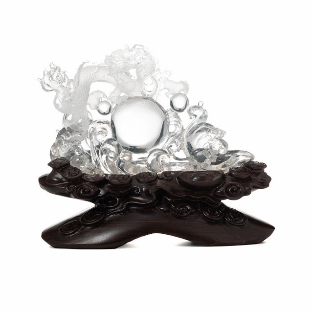 水晶彫刻 龍 台付 （ブラジル産 水晶） No.92