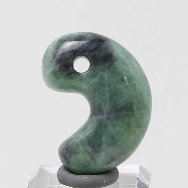 糸魚川翡翠（いといがわひすい） 勾玉 （金山谷産） No.256