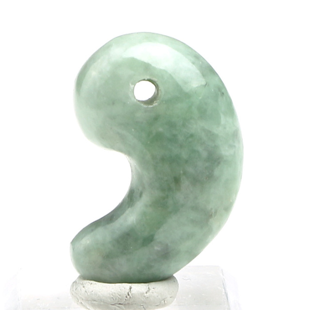 糸魚川翡翠 勾玉 約2.5cm強 高品質 糸魚川翡翠 勾玉 蝶型/双子型 SAランク 】 国産 天然石 糸魚川産翡翠