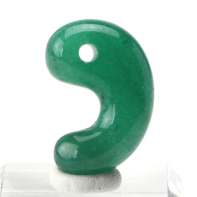 古墳期アップルグリーン丁子形翡翠勾玉 古墳期 翡翠 丁子形勾玉 光を透かすアップルグリーンの神秘