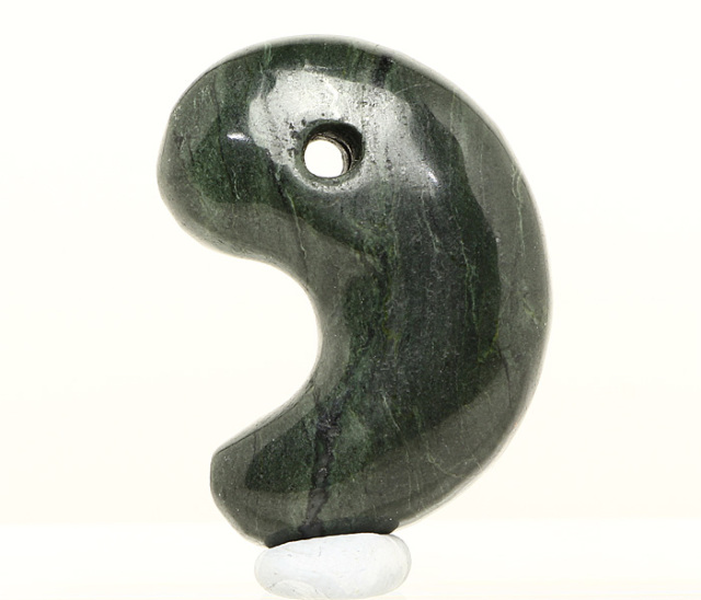 勾玉 神居古潭（カムイコタン）石 グリーン （アソート） No.5 《説明