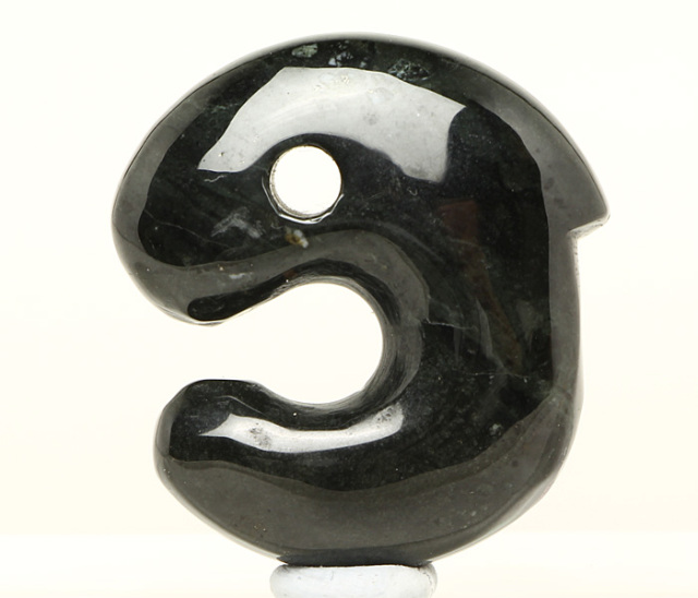 勾玉 神居古潭（カムイコタン）石 ブラック 飛龍 No.8 《説明書付