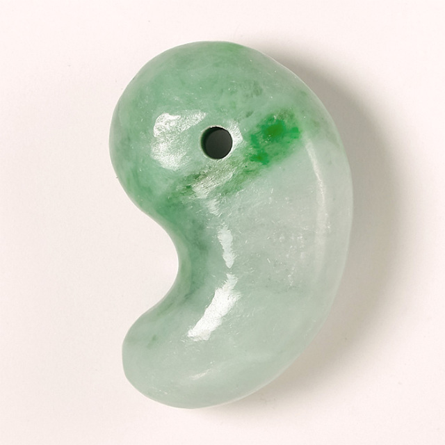 勾玉 糸魚川翡翠 （いといがわひすい） 透過 （姫川産） 桐箱付 No.358