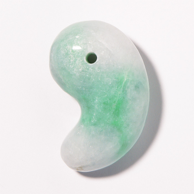 勾玉 糸魚川翡翠 （いといがわひすい） 透過 桐箱付 No.374