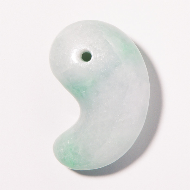 勾玉 糸魚川翡翠 （いといがわひすい） 透過 桐箱付 No.375