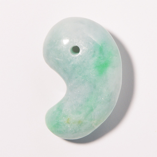 勾玉 糸魚川翡翠 （いといがわひすい） 透過 桐箱付 No.376