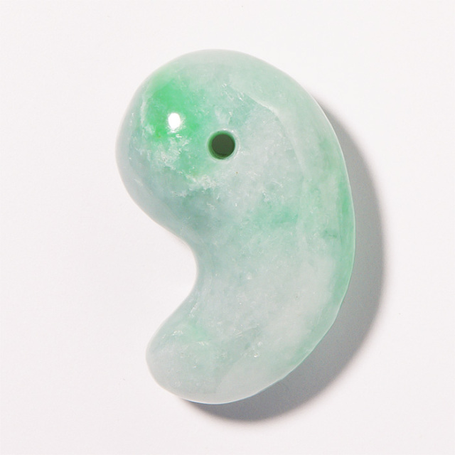 勾玉 糸魚川翡翠 （いといがわひすい） 透過 桐箱付 No.378