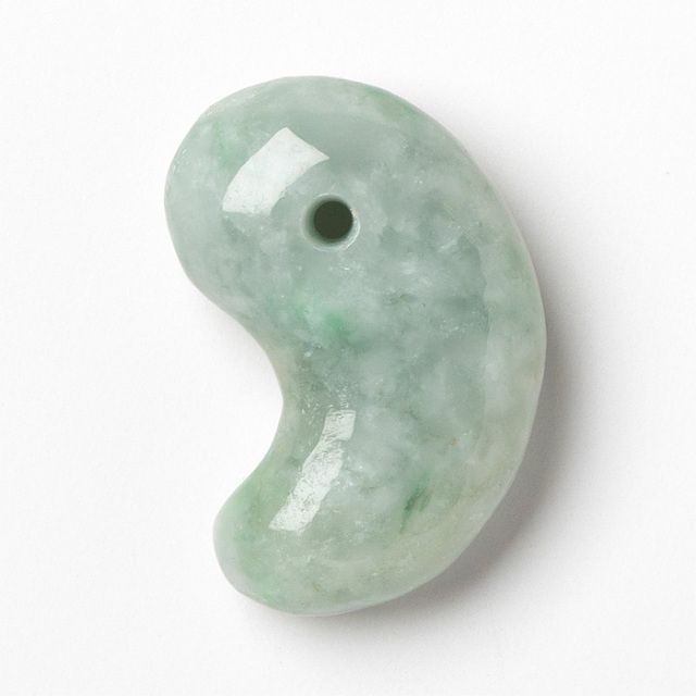 勾玉 糸魚川翡翠 （いといがわひすい） 透過 （姫川産） 桐箱付 No.379