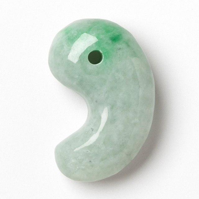 勾玉 糸魚川翡翠 （いといがわひすい） 透過 （姫川産） 桐箱付 No.381