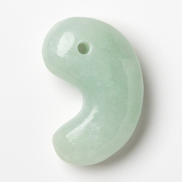 勾玉 糸魚川翡翠 （いといがわひすい） 透過 （姫川産） 桐箱付