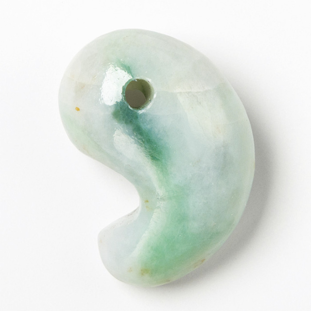 勾玉 糸魚川翡翠 （いといがわひすい） 透過 （姫川産） 桐箱付 No.397