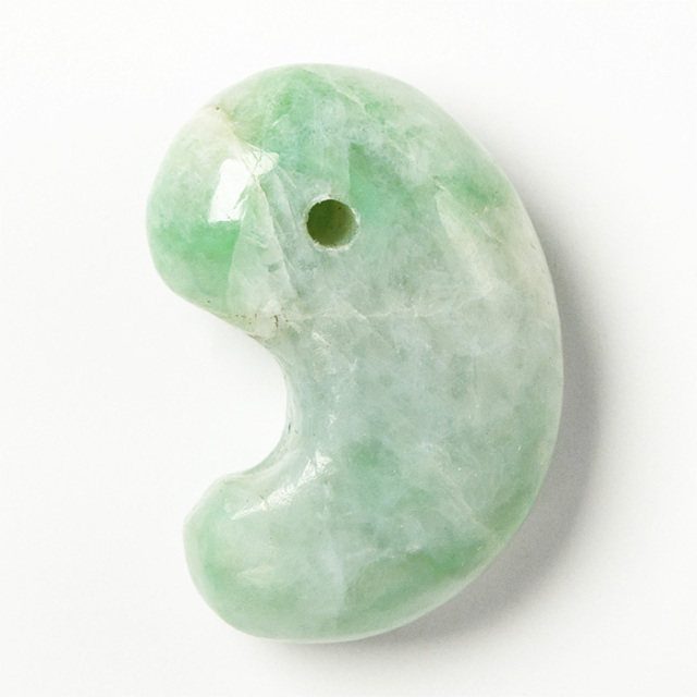 勾玉 糸魚川翡翠 （いといがわひすい） 透過 （姫川産） 桐箱付 No.398