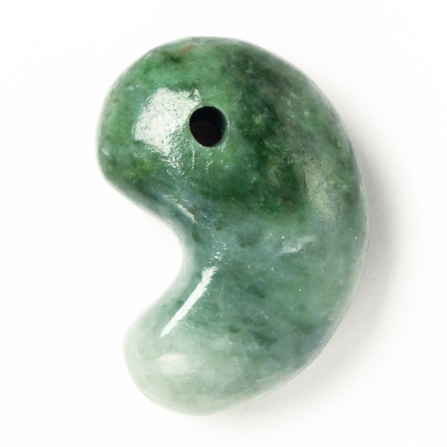 勾玉 糸魚川翡翠 （いといがわひすい） 透過 （姫川産） 桐箱付 No.399