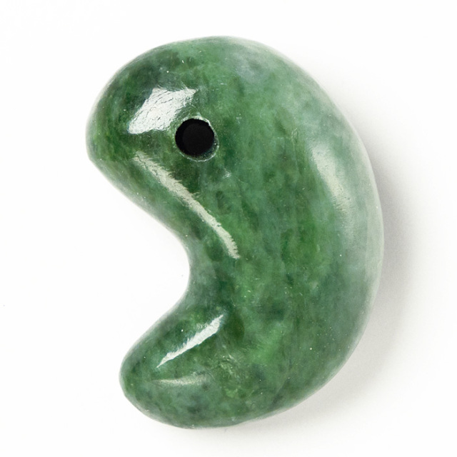 勾玉 糸魚川翡翠 （いといがわひすい） （姫川産） 桐箱付 No.400