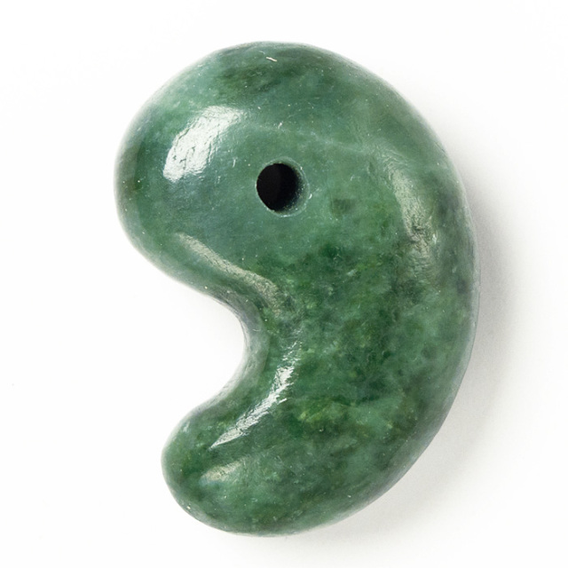 勾玉 糸魚川翡翠 （いといがわひすい） （姫川産） 桐箱付 No.401