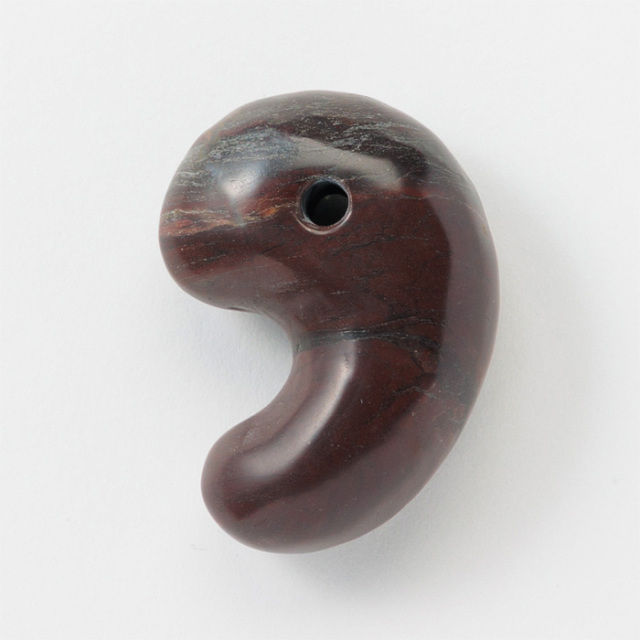 勾玉 神居古潭（カムイコタン） （北海道産） レッド No.27 《証明書付