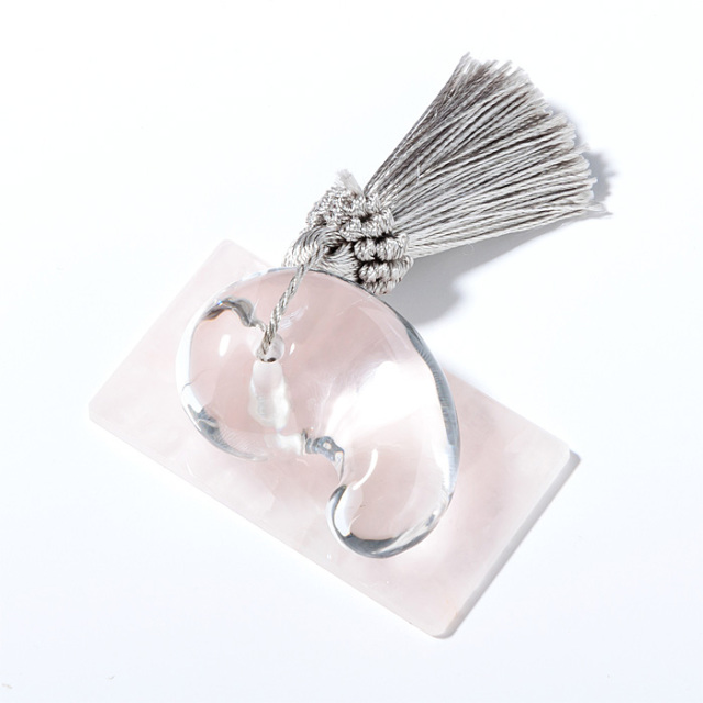 【天然石決算セール 30%off】勾玉 天然水晶 大型 （甲府研磨） 飾り紐・敷板（ローズクォーツ）付 No.50