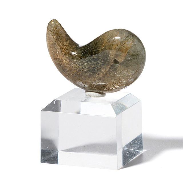 勾玉 天然水晶 （ヒマラヤ ガネッシュヒマール産）  アクリル台付 No.53