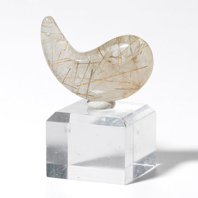 勾玉 天然水晶 （ヒマラヤ ガネッシュヒマール産）  アクリル台付 No.54