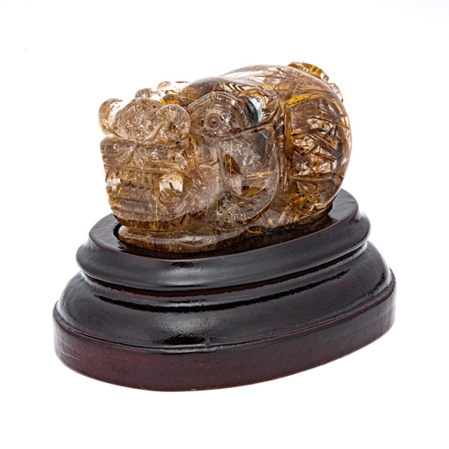 ルチルクォーツ貔貅彫り　天然石　台座付き 水晶彫刻 貔貅（ヒキュウ） （ルチルクォーツ） 台・箱付き No.54