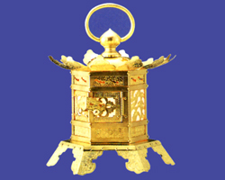 六角吊下灯籠 蝶足型 銅地箔押し 9寸 | 高級神棚・神具の通販なら伊勢