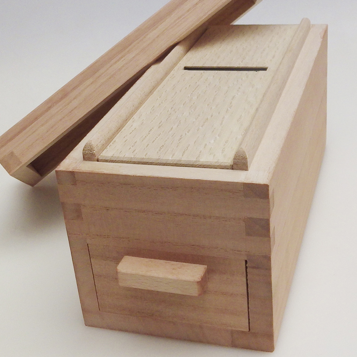 【NEW特製桐かんな】外箱は柿渋を塗った昔ながらの仕様。外箱:桐材、台座:白樫材、鉋刃:SK銅・高さ130×巾105×長さ253