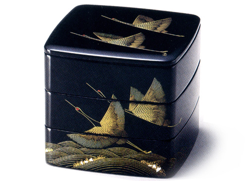 6.5胴張三段重箱 波に飛鶴 黒内朱  木製 漆塗りお重箱（製造中止）