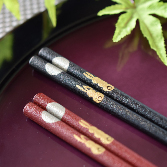 【新品・未使用】神戸箸屋　けずり箸　夫婦箸　漆　塗り　桐箱 楽天市場】日本製 夫婦箸 高級 縞黒檀 彫刻 漆塗り 二膳 21cm