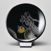 飾り皿(小） 龍 黒 スタンド付   漆塗り・木製　12-13603