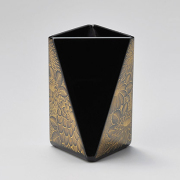 ペン立て 菊彫 三角 黒 木製 漆塗り　12-12407