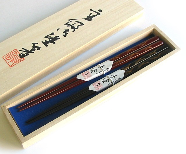 夫婦箸 松葉蒔絵 桐箱入  木製 漆塗り（製造中止）