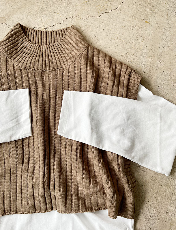 『　インスタで話題の後ろ姿も可愛いショートトップス第二弾が登場！　』　シンプルなリブ編みで縦見え効果抜群！ハイネック2wayショートトップス