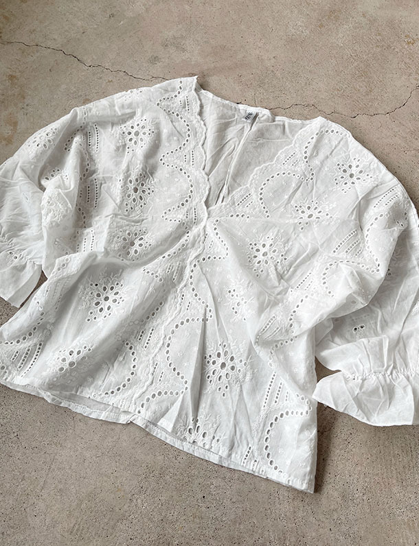 　『　ベストセラー獲得の殿堂刺繍レースブラウス　』お気に入り数歴代ベスト5に入るレースブラウス