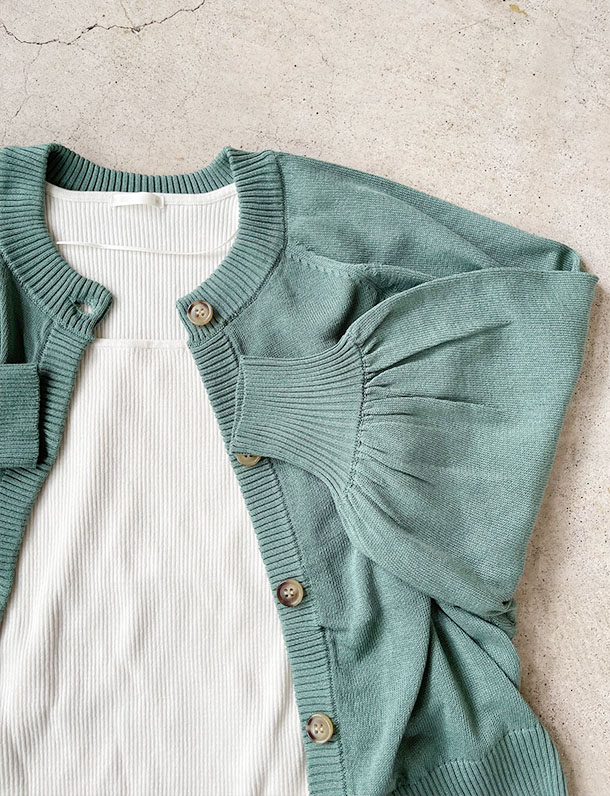 カジュアルなゆるシルエット。リネンタッチの前後2wayドルマンショート丈ニットカーディガン