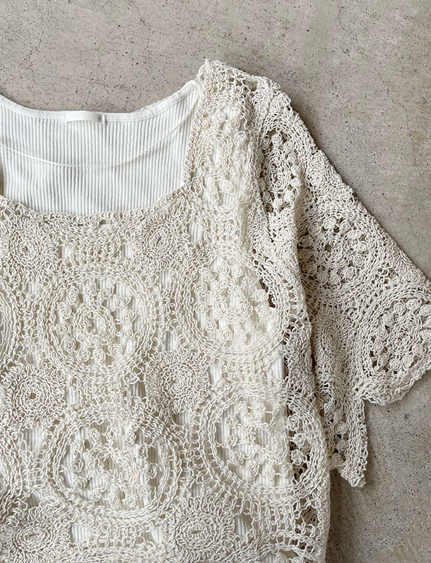 　ナチュラルな風合いのかぎ針編みデザインが可愛い！前後2wayスカラップ5分袖プルオーバー