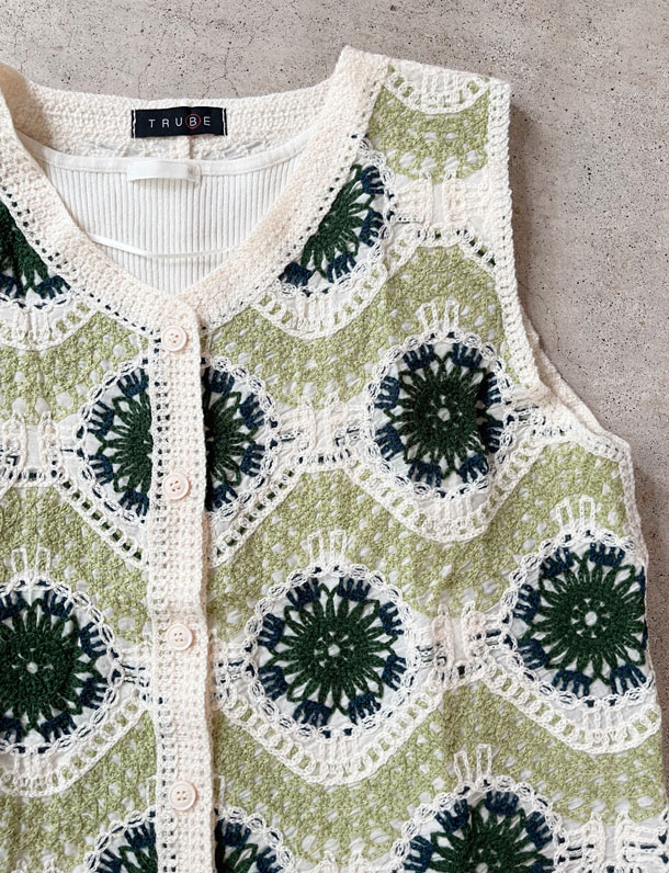 完売終了　　品薄激レア！インスタで紹介したら即完売するプチプラの極み刺繍ニットベスト登場！