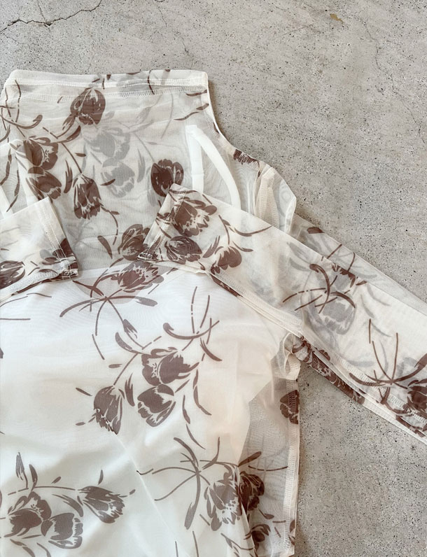 　プリントのパワーネットの素材感も魅力！フラワープリントパワーネットボトルネックロンT