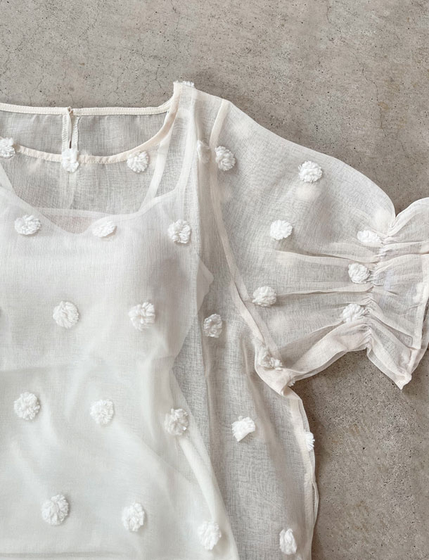 ラスト1着！ 【メール便対応】春の早割り　シアードット　 『　置き画していても可愛いと思ったポンポンシアー登場！　』　ポンポンシアー素材の個性豊かなチュニックプルオーバー。ポンポンシアーシアーパフ袖ブラウス