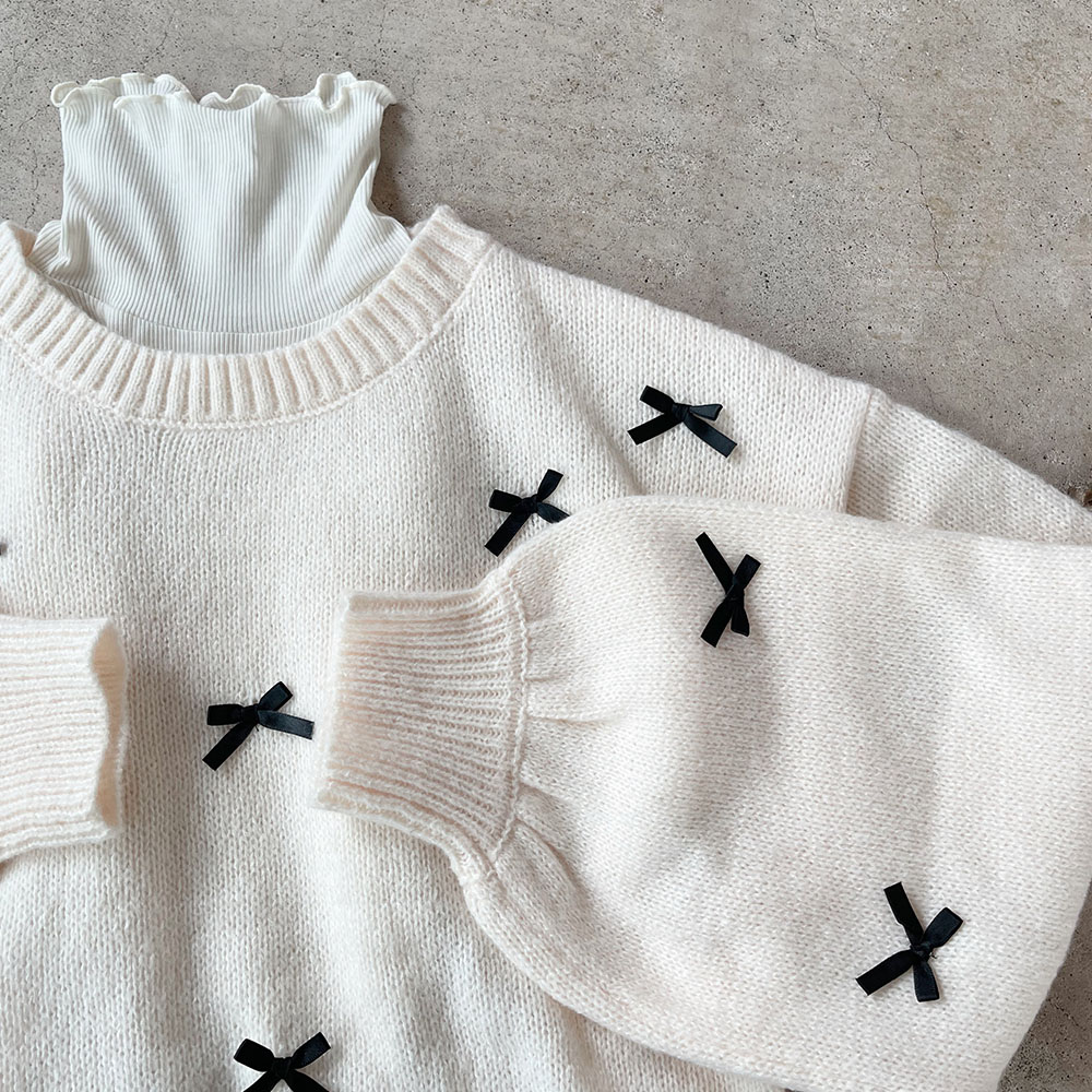 こちらは完売終了！　新商品ランキング一位のアイテムと同じです！　リボンを散りばめたモヘアタッチショート丈ニットトップス。モヘアタッチりぼんショート丈ニットトップス登場！